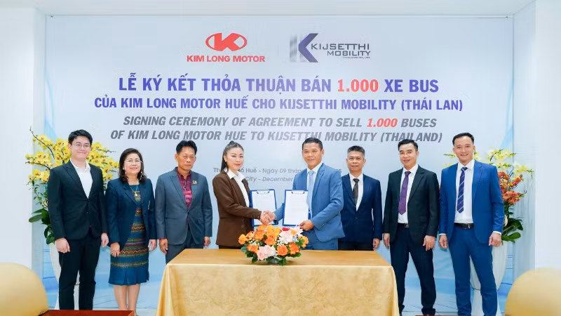 Đại diện hai doanh nghiệp ký kết thỏa thuận cung ứng 1.000 xe buýt các loại sang thị trường Thái Lan.