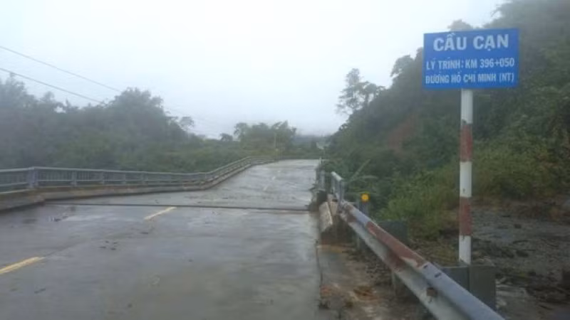 Cầu cạn Km396+050 trên đường Hồ Chí Minh nhánh tây do mưa lũ cực lớn đã bị nghiêng gần 1m, không bảo đảm an toàn lưu thông.