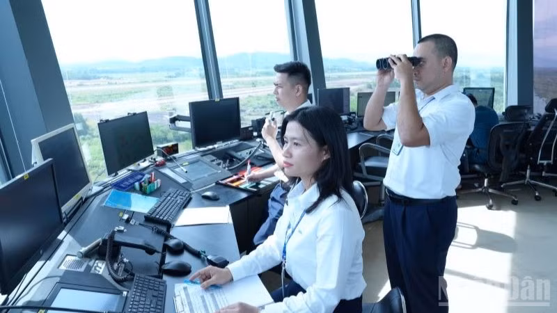 Kíp trực Đài Kiểm soát không lưu Phù Cát.