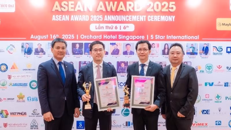Ban Lãnh đạo C.P. Việt Nam tại buổi lễ trao giải.