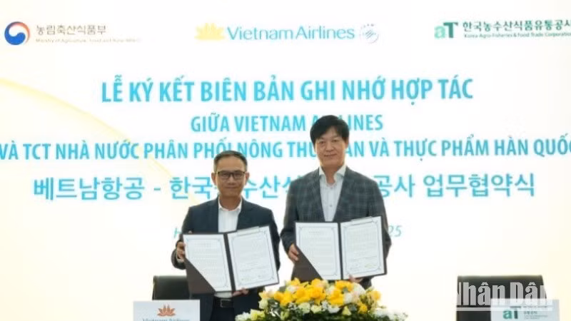Ông Lê Minh Tuấn, Phó trưởng ban Dịch vụ Hành khách (Vietnam Airlines) và ông Kim Kyoung Cheol, Giám đốc khu vực ASEAN (aT) trao biên bản hợp tác.