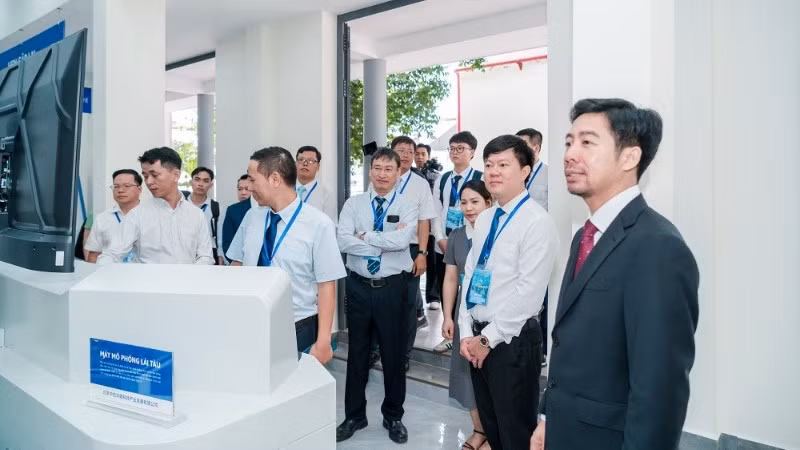Lãnh đạo UTH và các đại biểu tham quan Phòng mô phỏng Điều khiển và Khai thác đường sắt tốc độ cao.
