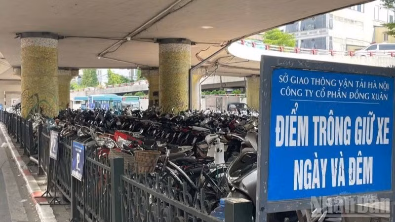 Một bãi trông giữ xe dưới gầm cầu tại Hà Nội.