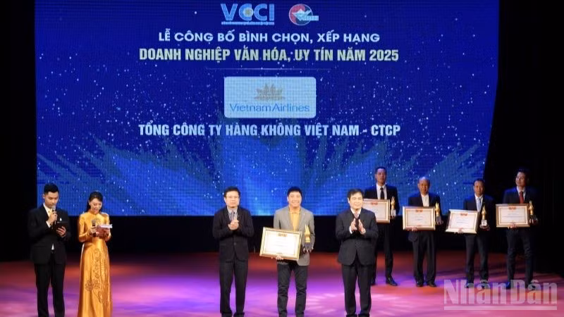 Vietnam Airlines được vinh danh trong hạng mục Top 20 doanh nghiệp văn hóa, uy tín năm 2025 trong chương trình bình chọn do Liên đoàn Thương mại và Công nghiệp Việt Nam (VCCI) chỉ đạo tổ chức.