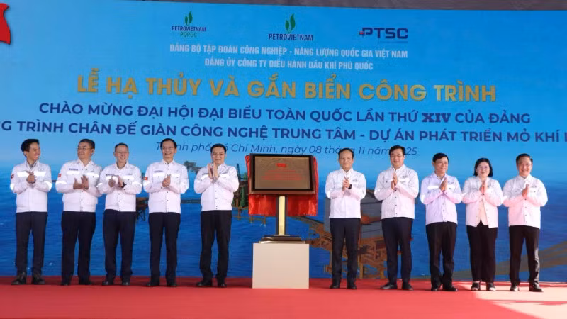 Lãnh đạo Thành phố Hồ Chí Minh và các đơn vị, doanh nghiệp thực hiện nghi thức hạ thủy và gắn biển công trình tại buổi lễ. 