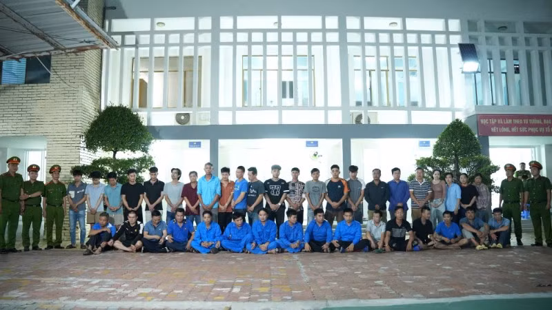 Các đối tượng tại cơ quan chức năng. (Ảnh: Công an cung cấp)