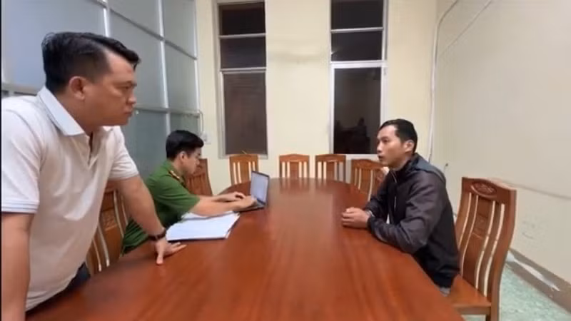 Cơ quan chức năng làm việc với 1 trong 3 đối tượng. (Ảnh: Công an cung cấp)