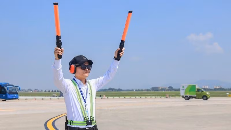 Trong số các lực lượng làm việc ngoài trời, nhân viên làm nhiệm vụ đánh tín hiệu tàu bay (signalman) là một trong những vị trí đặc thù.