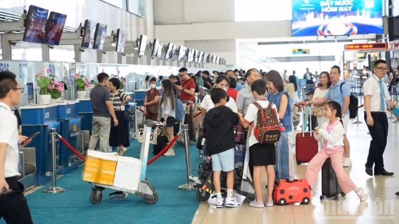 Cảng hàng không quốc tế Nội Bài ghi nhận sản lượng vận chuyển thực tế ngày 3/5 tăng trưởng kỷ lục, đạt gần 118 nghìn lượt khách.