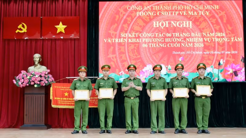 Các cá nhân có thành tích xuất sắc trong công tác phòng, chống tội phạm và tệ nạn ma túy 6 tháng đầu năm 2026 nhận giấy khen của Giám đốc Công an Thành phố Hồ Chí Minh.