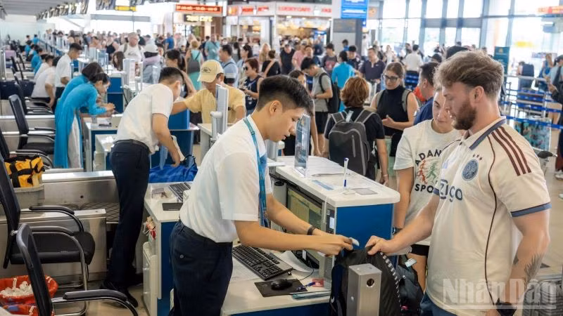 H&agrave;nh kh&aacute;ch l&agrave;m thủ tục h&agrave;ng kh&ocirc;ng tại Cảng H&agrave;ng kh&ocirc;ng quốc tế Nội B&agrave;i. (Ảnh: PHAN C&Ocirc;NG)
