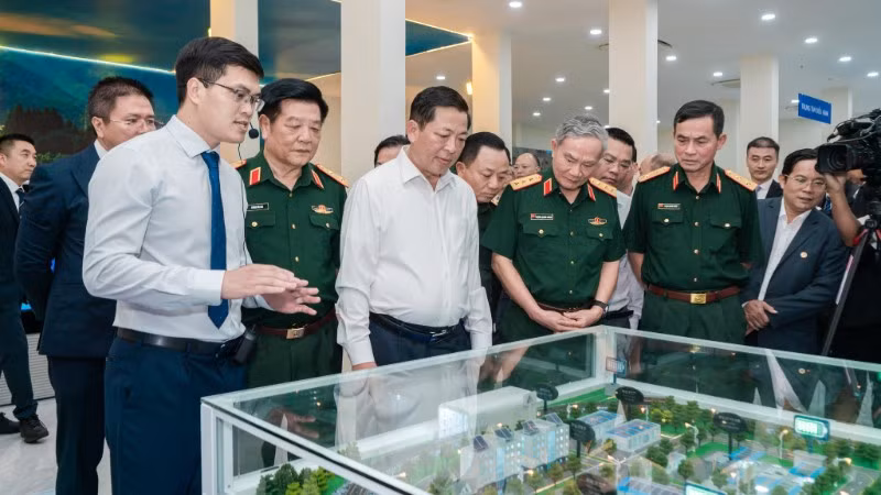 Bộ trưởng Xây dựng Trần Hồng Minh tham quan Phòng mô phỏng điều khiển và khai thác đường sắt tốc độ cao tại UTH. (Ảnh: UTH)
