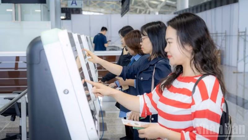 ndo_br_chuyen-bay-gia-dinh-tu-lam-thu-tuc-tai-kiosk-check-in.jpg