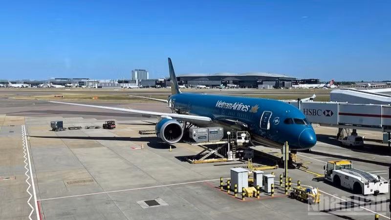 Máy bay Vietnam Airlines tại sân bay Heathrow (Vương quốc Anh). (Ảnh: TRUNG PHONG)