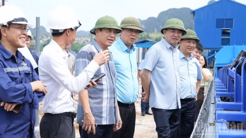Chủ tịch Hội đồng thành viên TKV Ngô Hoàng Ngân (đội mũ cối thứ hai từ phải sang) thị sát, kiểm tra tiến độ dự án đầu tư xây dựng hệ thống băng tải vận chuyển than.