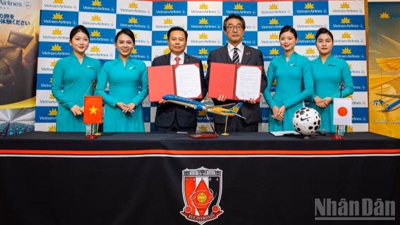 Vietnam Airlines và Câu lạc bộ Bóng đá Urawa Red Diamonds (Urawa Reds) chính thức ký thỏa thuận hợp tác giai đoạn 2026-2028.