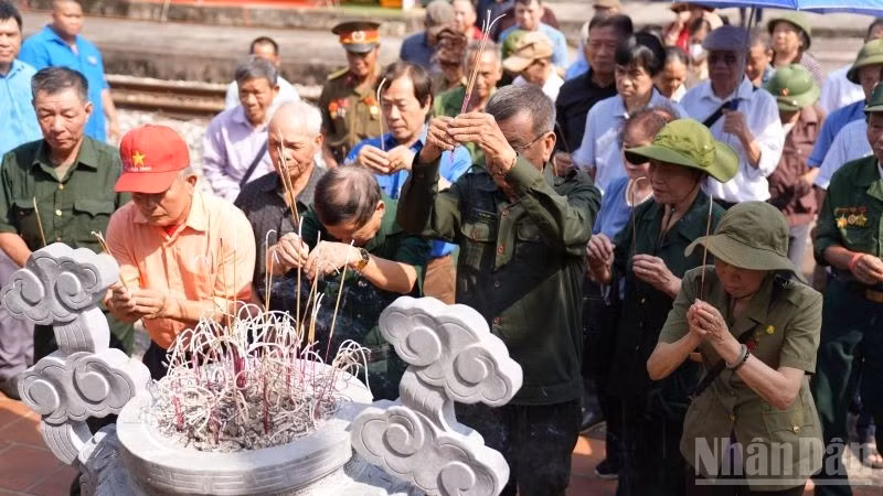 Các cán bộ, chiến sĩ thanh niên xung phong, thân nhân liệt sĩ và cán bộ, nhân viên ngành đường sắt tưởng niệm các Anh hùng liệt sĩ Đại đội 895, công nhân đường sắt và dân quân tại Nghĩa trang liệt sĩ Gôi. (Ảnh: NHẬT MINH)