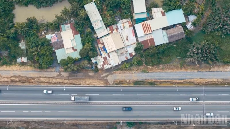 Công trường dự án mở rộng đường cao tốc phía Thành phố Hồ Chí Minh đến nay vẫn còn vướng nhà dân khiến nhà thầu bất lực chưa thể thi công.