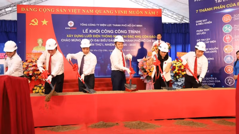 Đại diện các đơn vị, địa phương thực hiện nghi thức khởi công công trình.