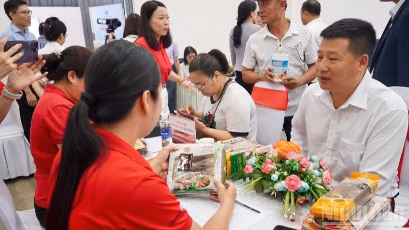 Cán bộ bộ phận thu mua của Central Retail Việt Nam tìm hiểu sản phẩm miến của tỉnh Cao Bằng.