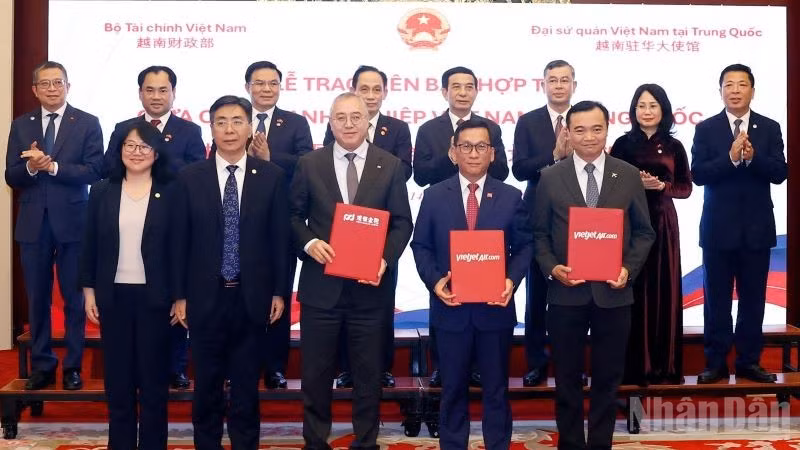  Vietjet và SPDB Financial Leasing trao thỏa thuận tài trợ thuê mua tàu bay Comac.