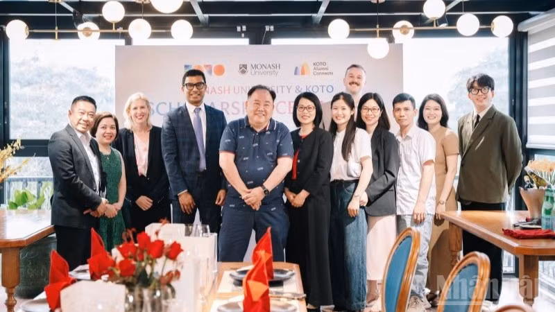 Các đại diện từ Đại học Monash và tổ chức Know One Teach One tại sự kiện công bố Chương trình Học bổng KOTO Dream. (Ảnh: Monash)