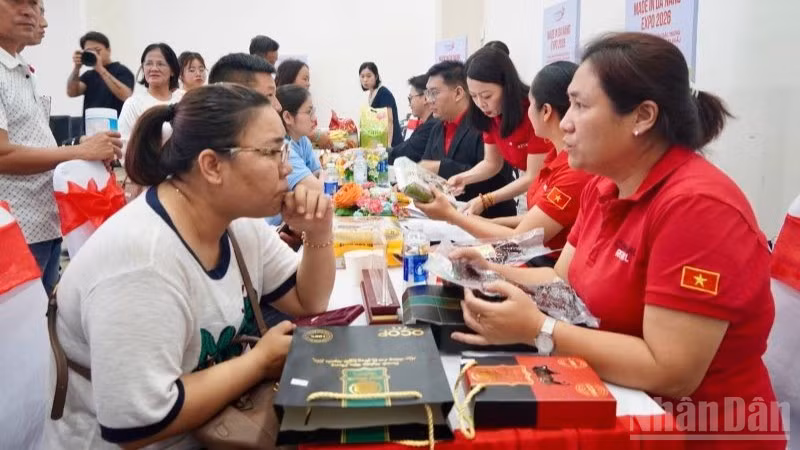 ndo_br_2-dong-dao-doanh-nghiep-hop-tac-xa-ocop-tham-gia-ket-noi-truc-tiep-voi-central-retail-trong-khuon-kho-su-kien-1272.jpg