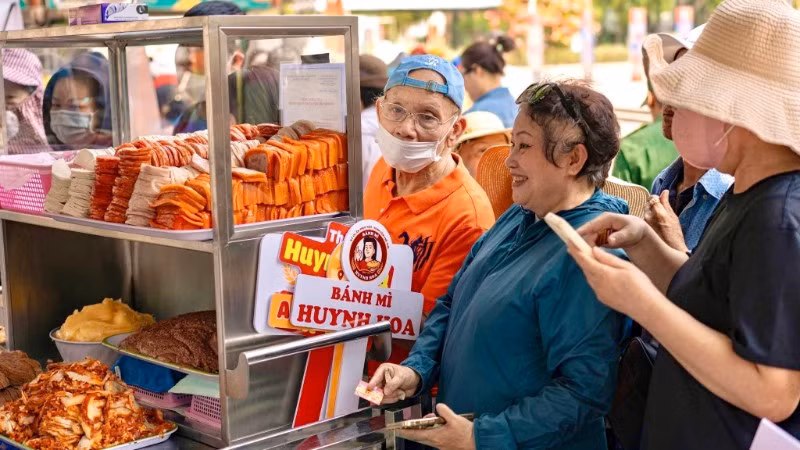 Người dân mua bánh mỳ tại cửa hàng Huynh Hoa. (Ảnh: CTV)