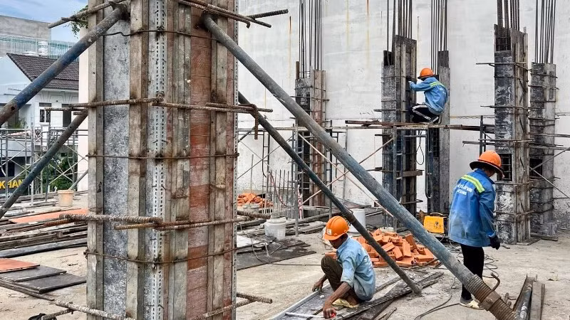Công nhân đang thi công một công trình xây dựng trên địa bàn Thành phố Hồ Chí Minh. 