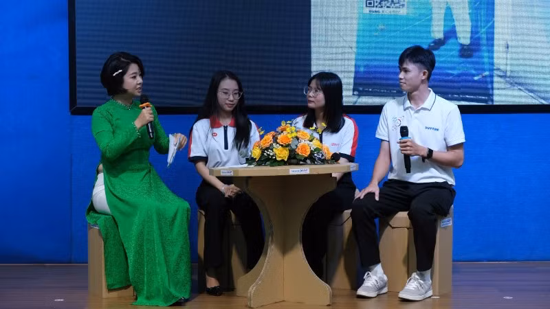 Các sinh viên nhận học bổng giao lưu tại chương trình.