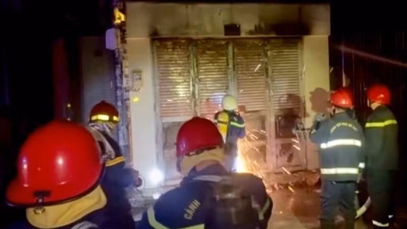 Lực lượng chức năng phá cửa để thực hiện công tác chữa cháy và cứu nạn, cứu hộ.