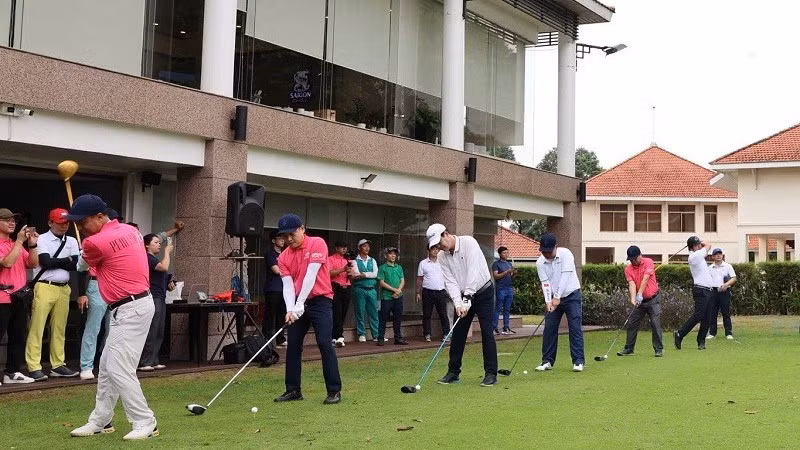 Các golfer thi đấu tại giải.