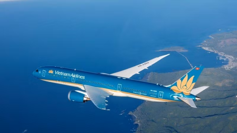 Thiết kế Bông Sen Vàng trên nền sơn xanh của Vietnam Airlines được hành khách bình chọn là “Hãng hàng không có thiết kế sơn tàu bay đẹp nhất” tại Flyer's Choice Awards 2026. (Ảnh: PHONG NGỌC)