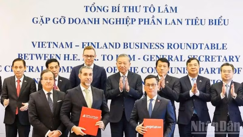 Tổng giám đốc Vietjet Đinh Việt Phương (phải, hàng trước) và Tổng giám đốc Airways Aviation, ông Alexandre Alves (trái, hàng trước) trao thỏa thuận hợp tác đào tạo nguồn nhân lực chất lượng cao cho ngành hàng không quốc tế.