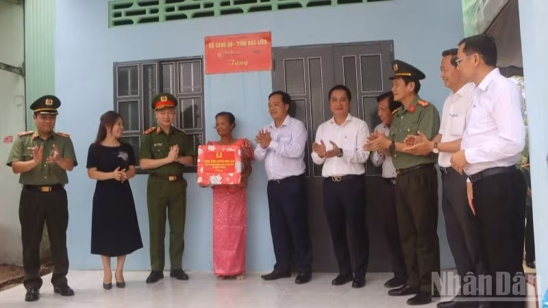 ndo_br_can-nha-moi-khang-trang-voi-ket-cau-ba-cung-la-noi-an-cu-cho-nhung-hoan-canh-dac-biet-kho-khan-o-ca-mau-giup-ho-som-on-dinh-cuoc-song-uon-len-phat-trien-kinh-te-gia-dinh-6753.jpg