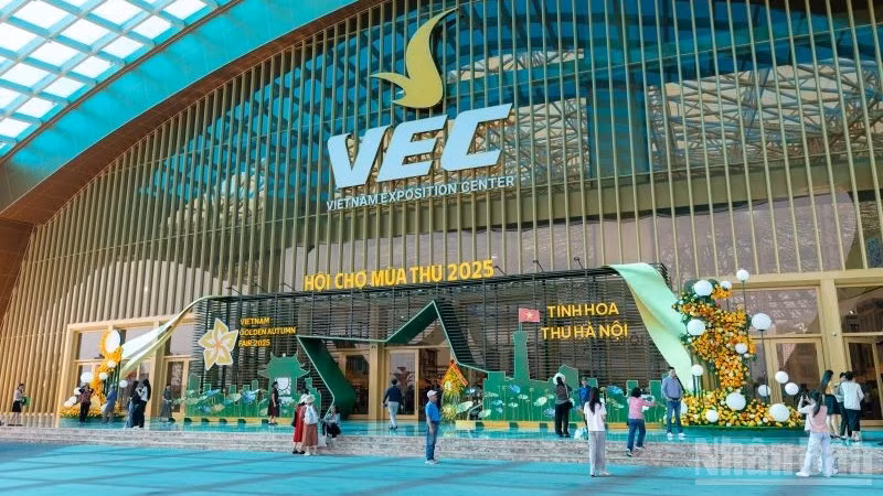 Tại Hội chợ Mùa Thu 2025 diễn ra từ ngày 25/10 đến 4/11 tại Trung tâm Triển lãm Việt Nam VEC (Đông Anh, Hà Nội), gian hàng của Vietnam Airlines đã thu hút đông đảo khách tham quan.