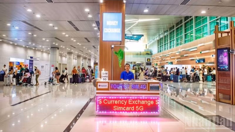 Cảng Hàng không quốc tế Phú Quốc phục vụ 371 chuyến bay trong nước (116.830 khách) và 396 chuyến bay quốc tế (143.643 khách), tăng 46% về số chuyến và 37% về lượt khách so với cùng kỳ Tết năm trước.