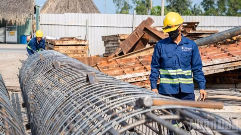Hàng nghìn kỹ sư, công nhân miệt mài bám trụ công trường thi công đường cao tốc Đồng Đăng-Trà Lĩnh, thi công “xuyên lễ”.