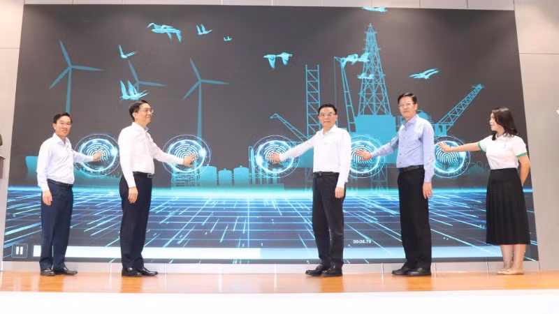 Lãnh đạo các đơn vị thực hiện nghi thức khai giảng chương trình "Lãnh đạo tương lai Petrovietnam 2025”.
