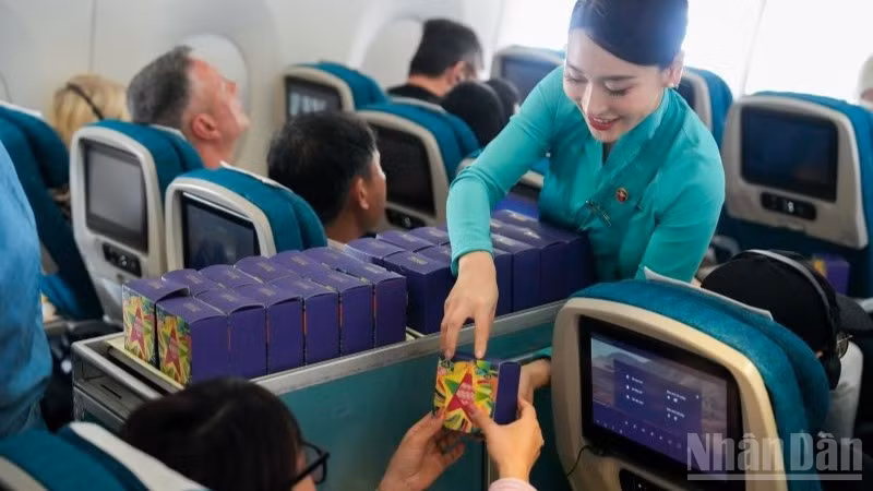 ndo_br_anh-2-moi-chiec-banh-trung-thu-la-mot-mon-qua-ngot-ngao-vietnam-airlines-mong-muon-gui-toi-khach-hang-trong-mua-trang-nay-991.jpg