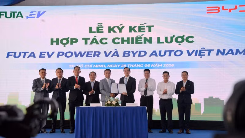 Đại diện hai tập đoàn thực hiện nghi thức ký kết hợp tác phát triển hạ tầng sạc xe điện.