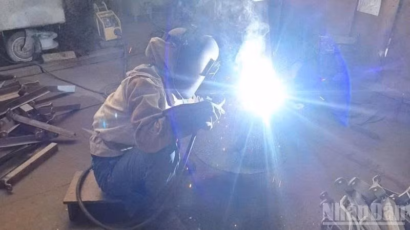 Trên các triền đà, phân xưởng, những người thợ đóng tàu vẫn cần mẫn, miệt mài từng vệt hàn, đường cắt, bảo đảm độ chính xác cao.