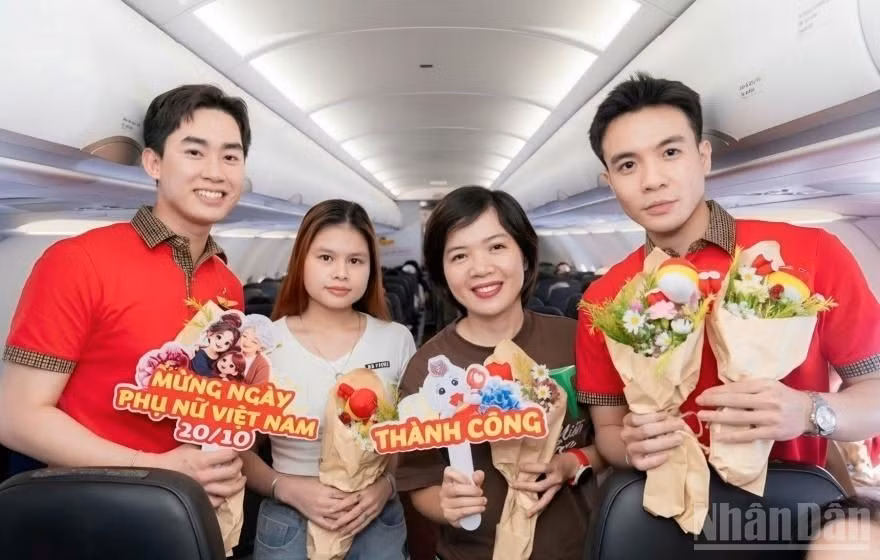 Các tiếp viên hàng không Vietjet dịp này không chỉ chào đón và phục vụ hành khách với các món ăn nóng, tươi ngon hay Vikkaffe mà còn mang theo những bó hoa tươi thắm dành tặng các bà, các cô và chị em gái. (Ảnh: BẢO VY)