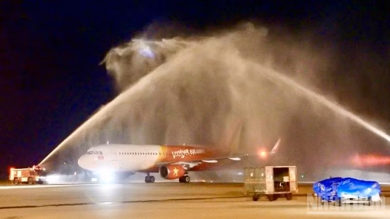 Chuyến bay khai trương của Vietjet kết nối Colombo với Thành phố Hồ Chí Minh được chào đón nồng nhiệt bằng nghi thức phun vòi rồng trang trọng nhất của ngành hàng không. (Ảnh: BẢO VY)
