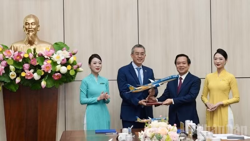 Ông Đặng Ngọc Hòa, Chủ tịch Hội đồng quản trị Vietnam Airlines, trao tặng mô hình máy bay Boeing 787-10 cho đại diện lãnh đạo tỉnh Hưng Yên, khẳng định tinh thần gắn kết và hợp tác lâu dài.