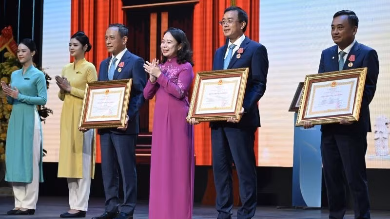 2-pho-chu-tich-nuoc-vo-thi-anh-xuan-trao-huan-chuong-lao-dong-hang-ba-cho-lanh-dao-vietnam-airlines-anh-vna-1862.jpg