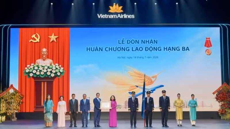 Phó Chủ tịch nước Võ Thị Ánh Xuân trao Huân chương Lao động hạng Ba cho Tổng công ty Hàng không Việt Nam. (Ảnh: VNA)