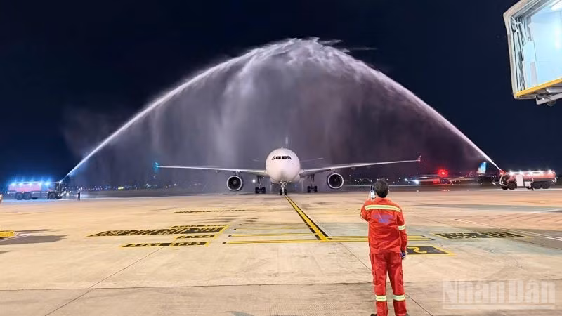 Chuyến bay WE 271 của Parata Air được chào đón bằng nghi lễ phun vòi rồng, nghi lễ chào đón trọng thị của ngành hàng không.