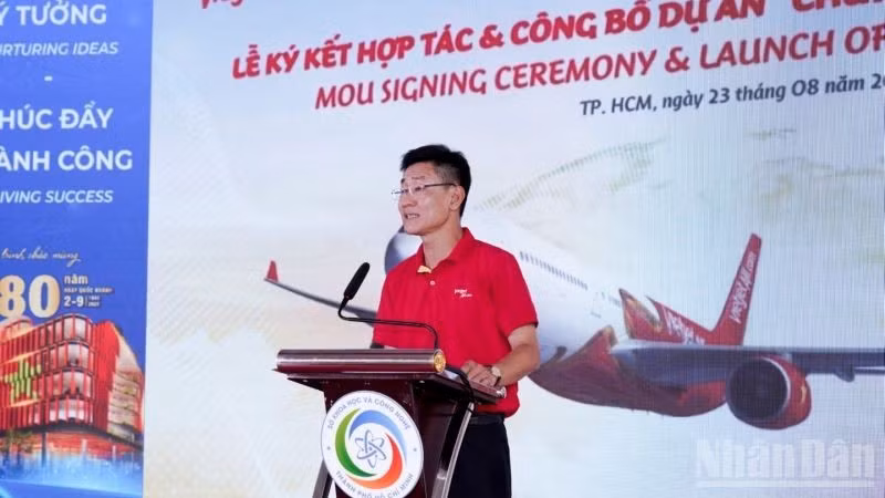 Đại diện lãnh đạo Vietjet công bố sáng kiến "Chuyến bay khởi nghiệp".