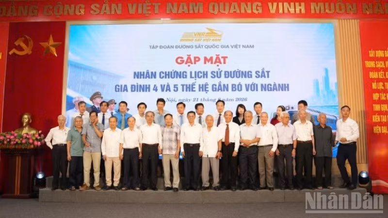 Tập đoàn Đường sắt quốc gia Việt Nam gặp gỡ, tri ân các nhân chứng lịch sử, các gia đình có 4, 5 thế hệ gắn bó với ngành. (Ảnh: NHẬT MINH)